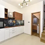Stylish Family Retreat With Shared Pool Apartament