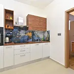 Apartament Stylish Family Retreat With Shared Pool