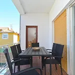 Apartament Stylish Family Retreat With Shared Pool