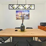 Apartament Stylish Family Retreat With Shared Pool *