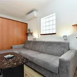 Apartament Stylish Family Retreat With Shared Pool