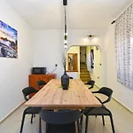 Stylish Family Retreat With Shared Pool Apartament
