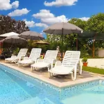 Stylish Family Retreat With Shared Pool Apartament Fažana