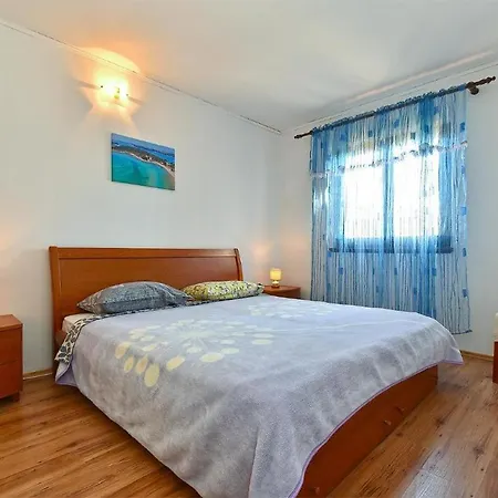 Stylish Family Retreat With Shared Pool Apartmán