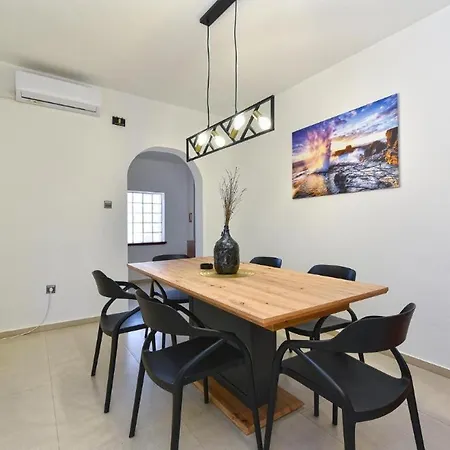 Stylish Family Retreat With Shared Pool Apartmán Fažana