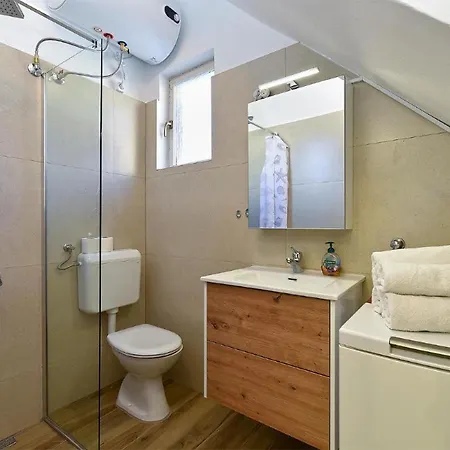 Stylish Family Retreat With Shared Pool *
