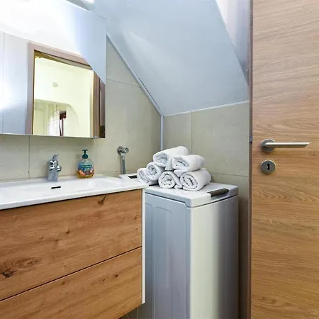Stylish Family Retreat With Shared Pool Apartmán Fažana