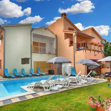 Stylish Family Retreat With Shared Pool Fažana