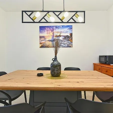 Διαμέρισμα Stylish Family Retreat With Shared Pool *