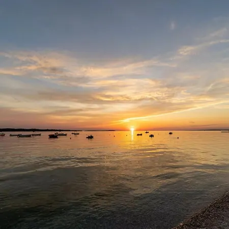 Stylish Family Retreat With Shared Pool Apartman