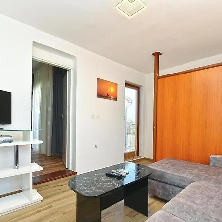 Stylish Family Retreat With Shared Pool Διαμέρισμα Fažana