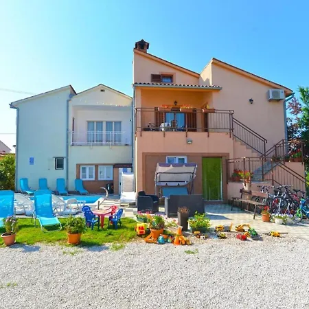 Stylish Family Retreat With Shared Pool Apartmán Fažana