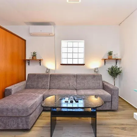 Stylish Family Retreat With Shared Pool * Fažana