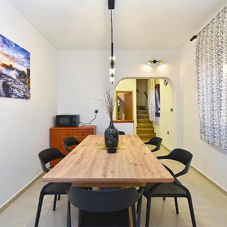 Stylish Family Retreat With Shared Pool Apartmán