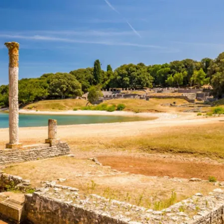 Stylish Family Retreat With Shared Pool *