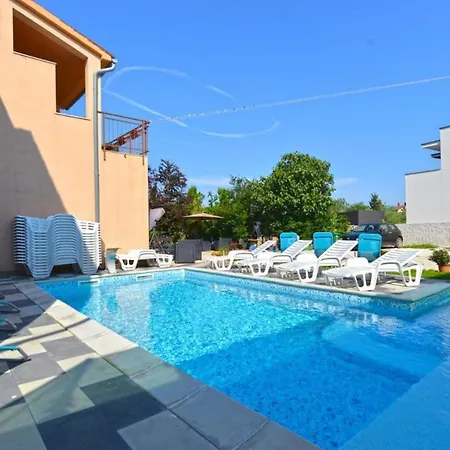 Stylish Family Retreat With Shared Pool * Fažana