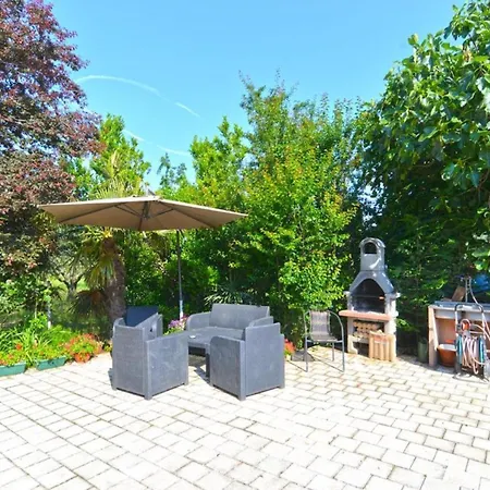 Stylish Family Retreat With Shared Pool Apartman