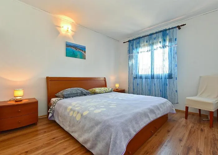 Stylish Family Retreat With Shared Pool Apartman