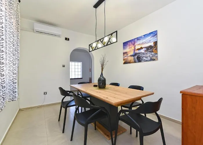 Stylish Family Retreat With Shared Pool Apartman Fažana