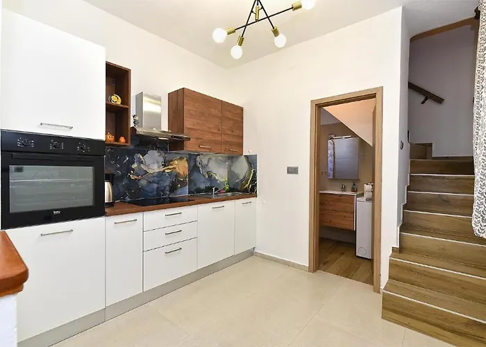 Stylish Family Retreat With Shared Pool Apartman