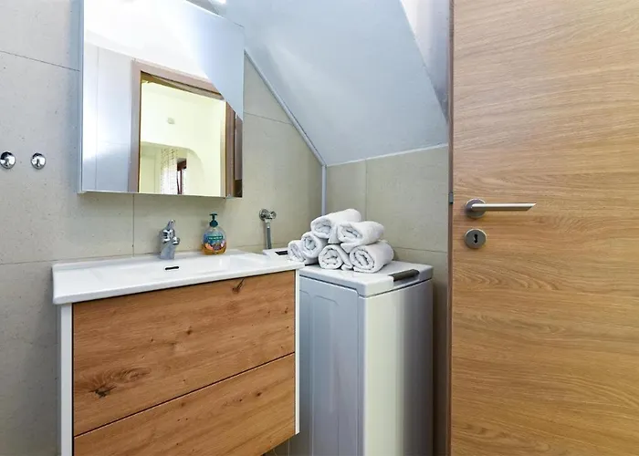 Stylish Family Retreat With Shared Pool Apartman Fažana