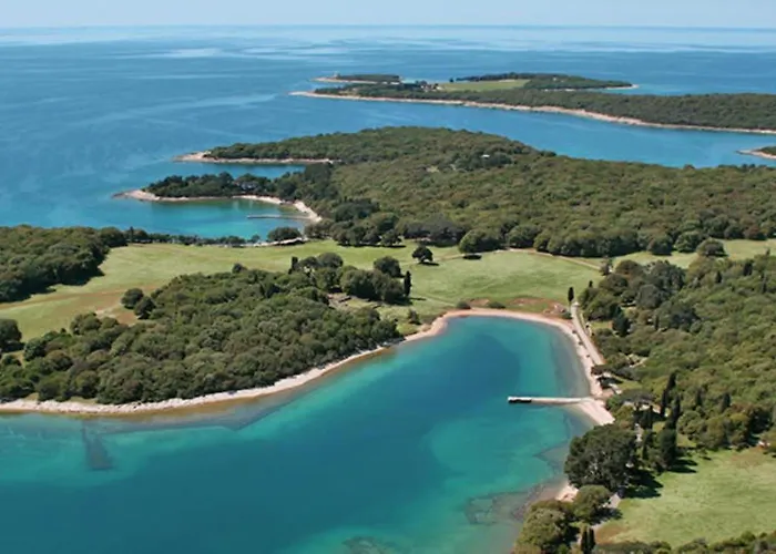 Stylish Family Retreat With Shared Pool *