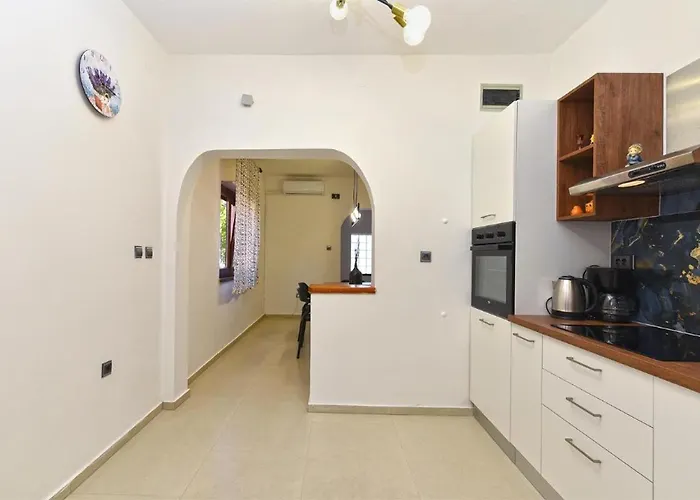 Stylish Family Retreat With Shared Pool