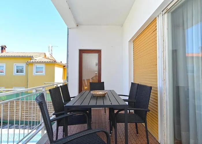 Apartman Stylish Family Retreat With Shared Pool