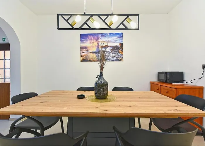 Apartman Stylish Family Retreat With Shared Pool *