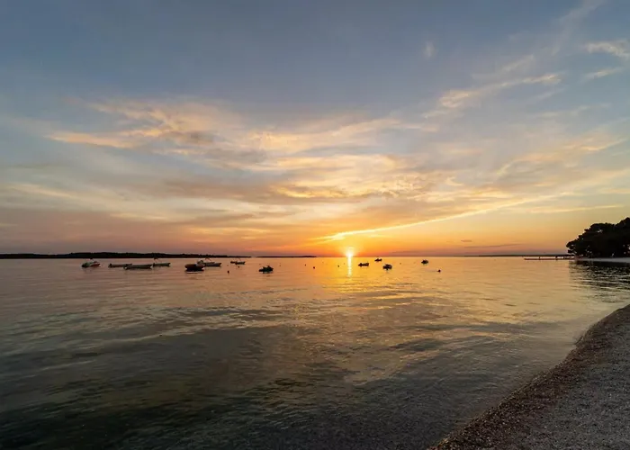 Stylish Family Retreat With Shared Pool Apartman