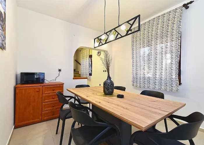 Stylish Family Retreat With Shared Pool