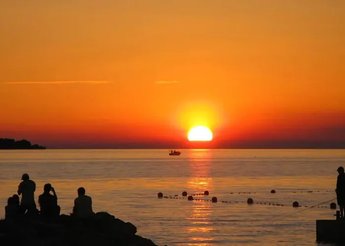 Apartman Stylish Family Retreat With Shared Pool *