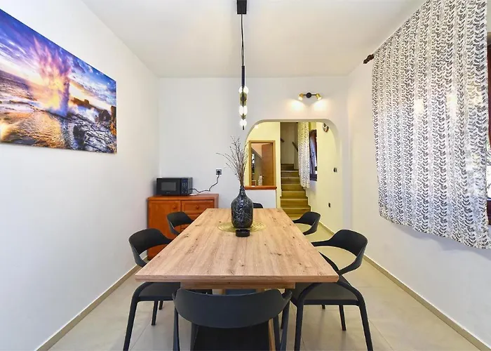 Stylish Family Retreat With Shared Pool Apartman