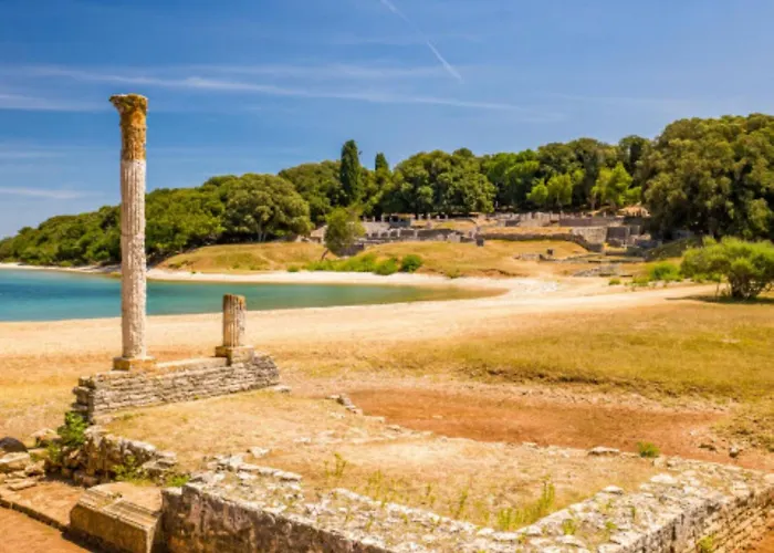 Stylish Family Retreat With Shared Pool *