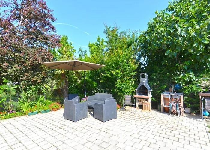 Stylish Family Retreat With Shared Pool Apartman