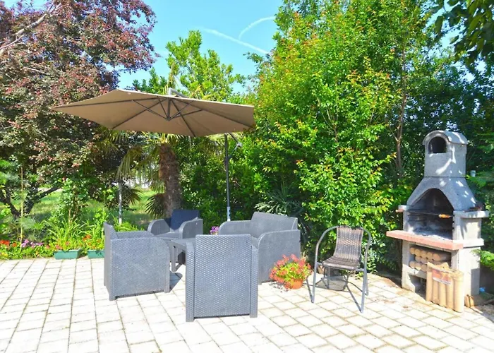 Stylish Family Retreat With Shared Pool * Fažana