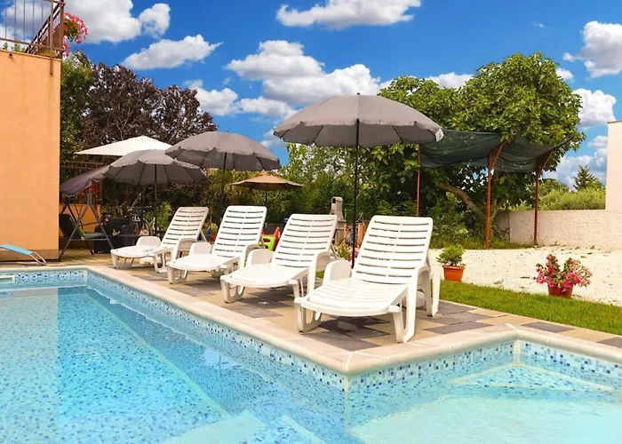 Stylish Family Retreat With Shared Pool Apartman Fažana